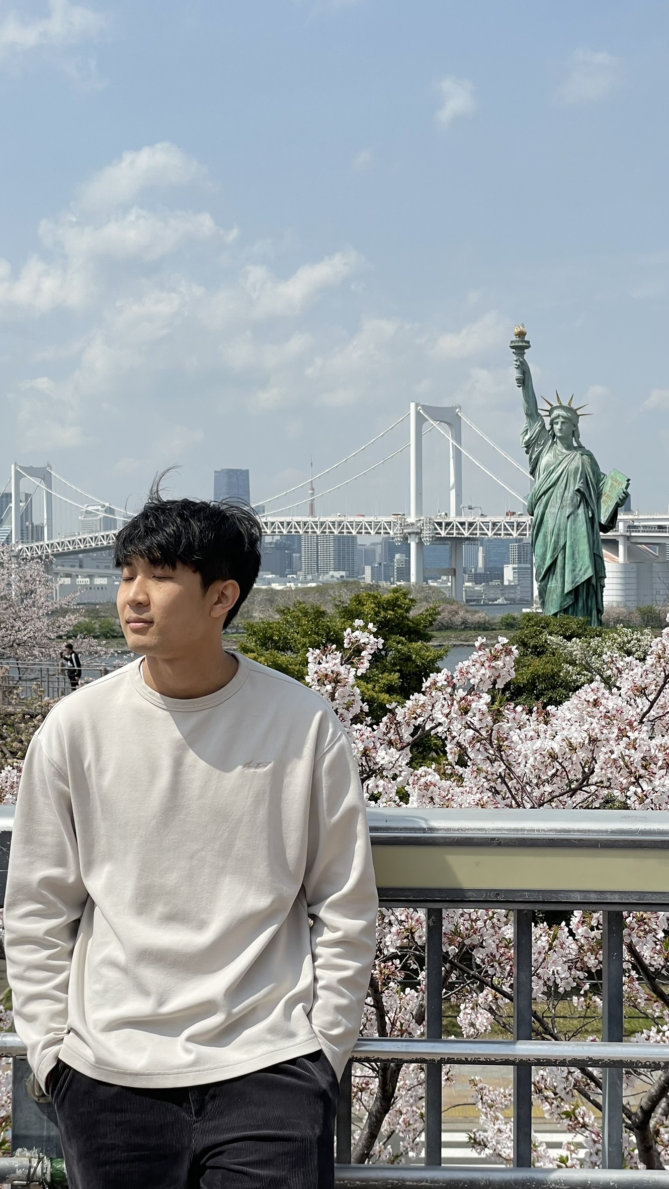 Anime-style illustration showing a character in front of the Statue of Liberty